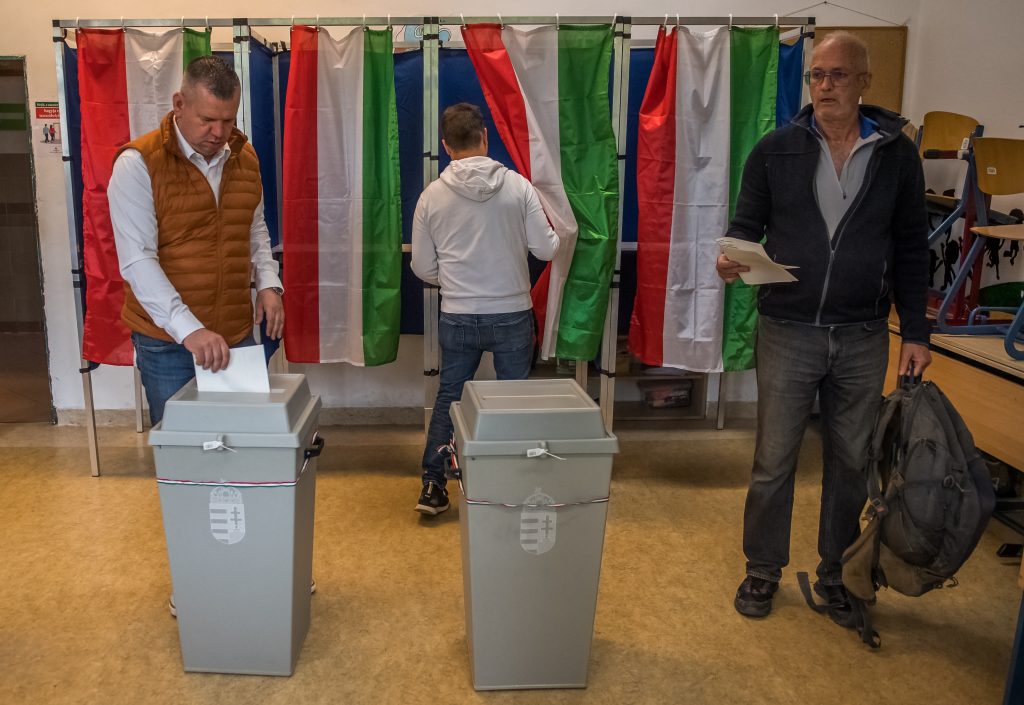 Ciudadanos participan en elecciones en Hungría