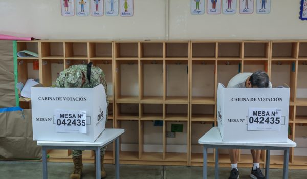Personas votan este domingo, en Lima. Las autoridades electorales de Perú ampliaron una hora más el tiempo para sufragar. EFE/ Aldair Mejía
