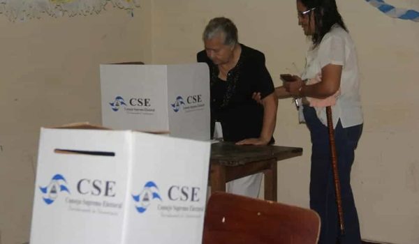 2017. Una imagen de ciudadanos participando en votaciones en Nicaragua. LA PRENSA/Archivo