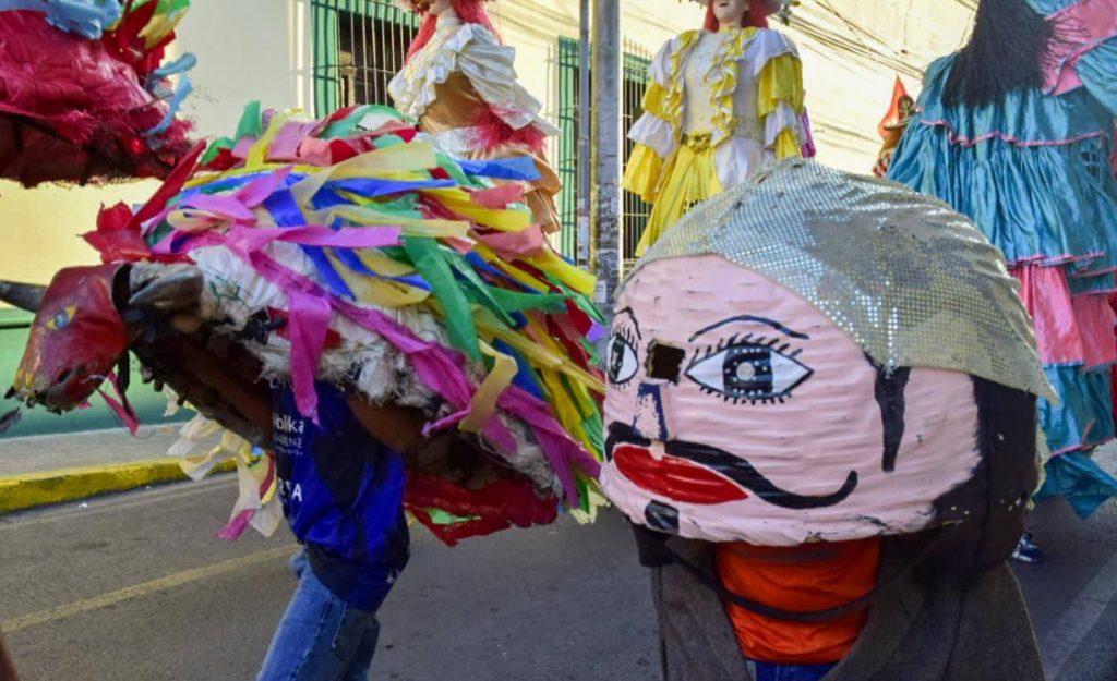 Enanos cabezones que participaron en actividad promovida por la Alcaldía de León. Foto: Tomada de la Alcaldía de León.