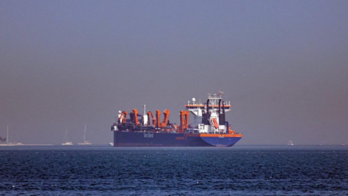FOTO ARCHIVO. Un buque fondeado frente a la costa de Dubái, Emiratos Árabes Unidos, el 1 de marzo de 2026.EFE/EPA/STRINGER