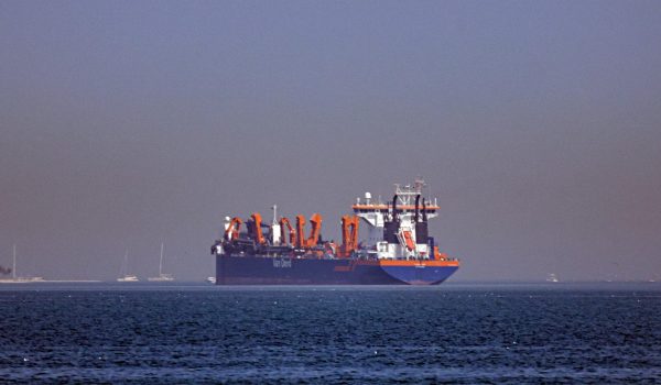 FOTO ARCHIVO. Un buque fondeado frente a la costa de Dubái, Emiratos Árabes Unidos, el 1 de marzo de 2026.EFE/EPA/STRINGER