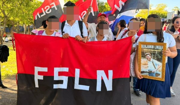 Estudiantes de colegios y universidades públicas del país fueron sacados de sus aulas para participar en "caminadas" ordenadas por la dictadura Ortega Murillo en honor al "héroe internacionalista" Benjamín Linder. Foto: Tomada de medios oficialistas.