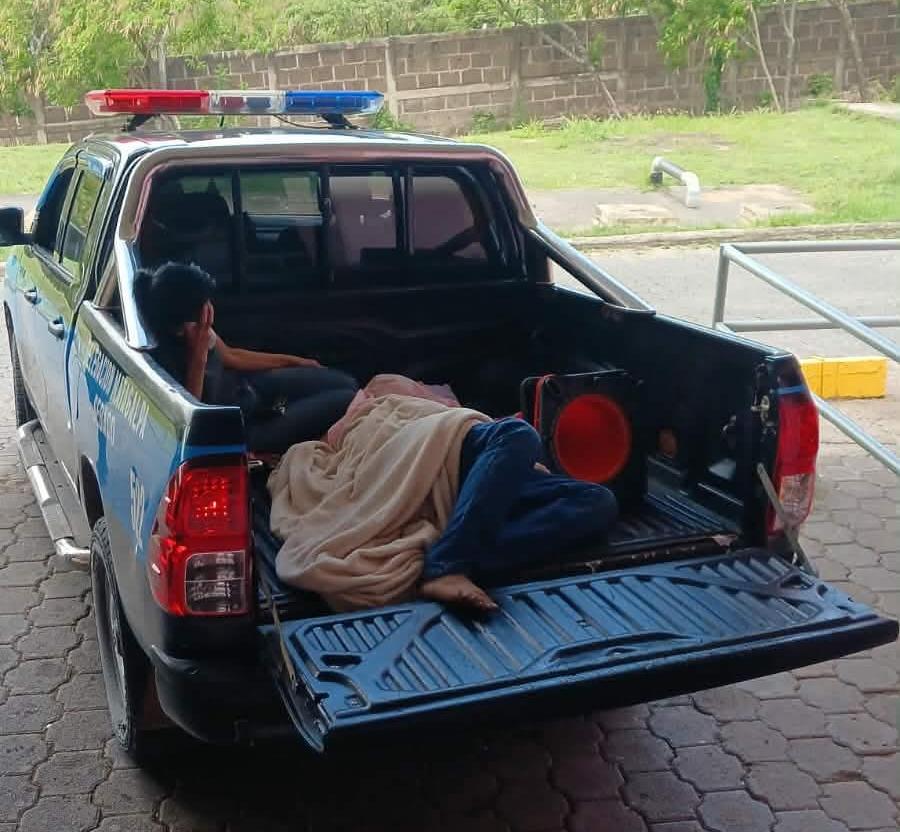 Femicida Henry Sequeira Soza, de 26 años, yace sin vida en la tina de la patrulla policial afuera del hospital de Matagalpa