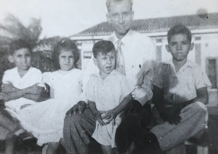 Una imagen de Daniel Ortega Cerda, atrás, con sus cuatro hijos menores al frente. De izquierda a derecha: Humberto, Germania, Camilo y Daniel. LA PRENSA/ CORTESÍA