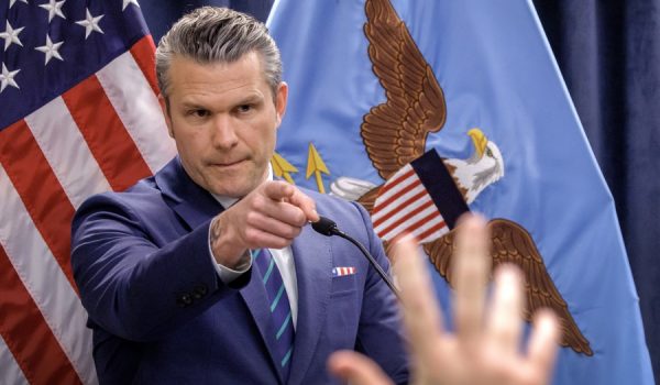 Hegseth: EE. UU. listo para atacar a Irán si no hay un acuerdo de paz