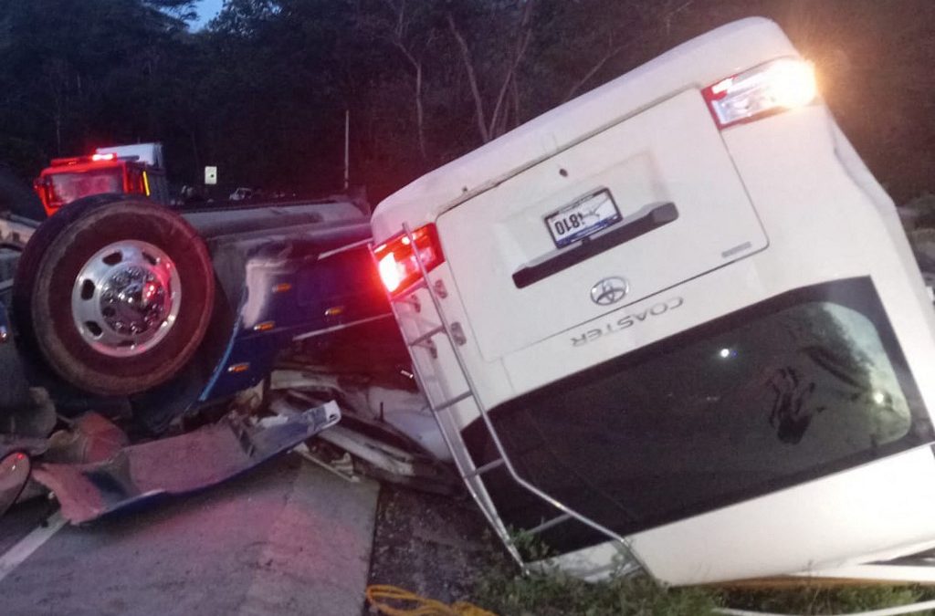 Esta imagen distribuida por los bomberos hondureños muestra un autobús volcado tras un accidente de tránsito el domingo en una carretera cerca de La Ceibita. Al menos ocho personas murieron y otras tantas resultaron heridas cuando un pequeño autobús colisionó con un camión cisterna en una carretera del oeste de Honduras, según informaron fuentes oficiales. Bomberos Hondureños / AFP