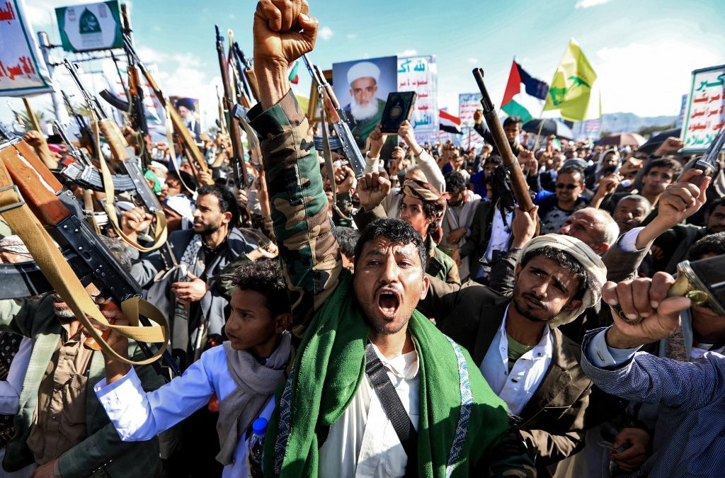 Partidarios del movimiento hutí, respaldado por Irán, exhiben sus armas durante una manifestación en solidaridad con Irán y Líbano en Saná, la capital de Yemen, el 10 de abril de 2026. Irán podría afectar el comercio marítimo de petróelo a través de acciones de las milicias hutíes en el mar Rojo. Mohammed HUWAIS / AFP