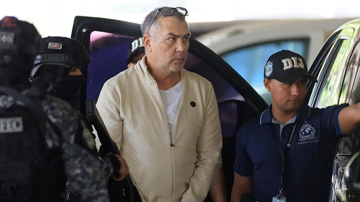 El colombo-venezolano Ali Zaki Hage Jalil fue extraditado por Venezuela bajo un fuerte dispositivo de seguridad. Foto: BBC Mundo