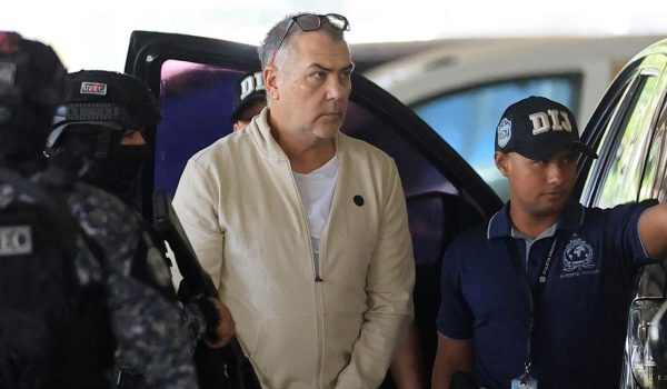 El colombo-venezolano Ali Zaki Hage Jalil fue extraditado por Venezuela bajo un fuerte dispositivo de seguridad. Foto: BBC Mundo