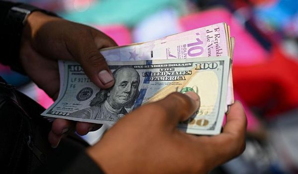 Qué significa para la economía de Venezuela que EE. UU. haya suavizado las sanciones contra los bancos estatales del país