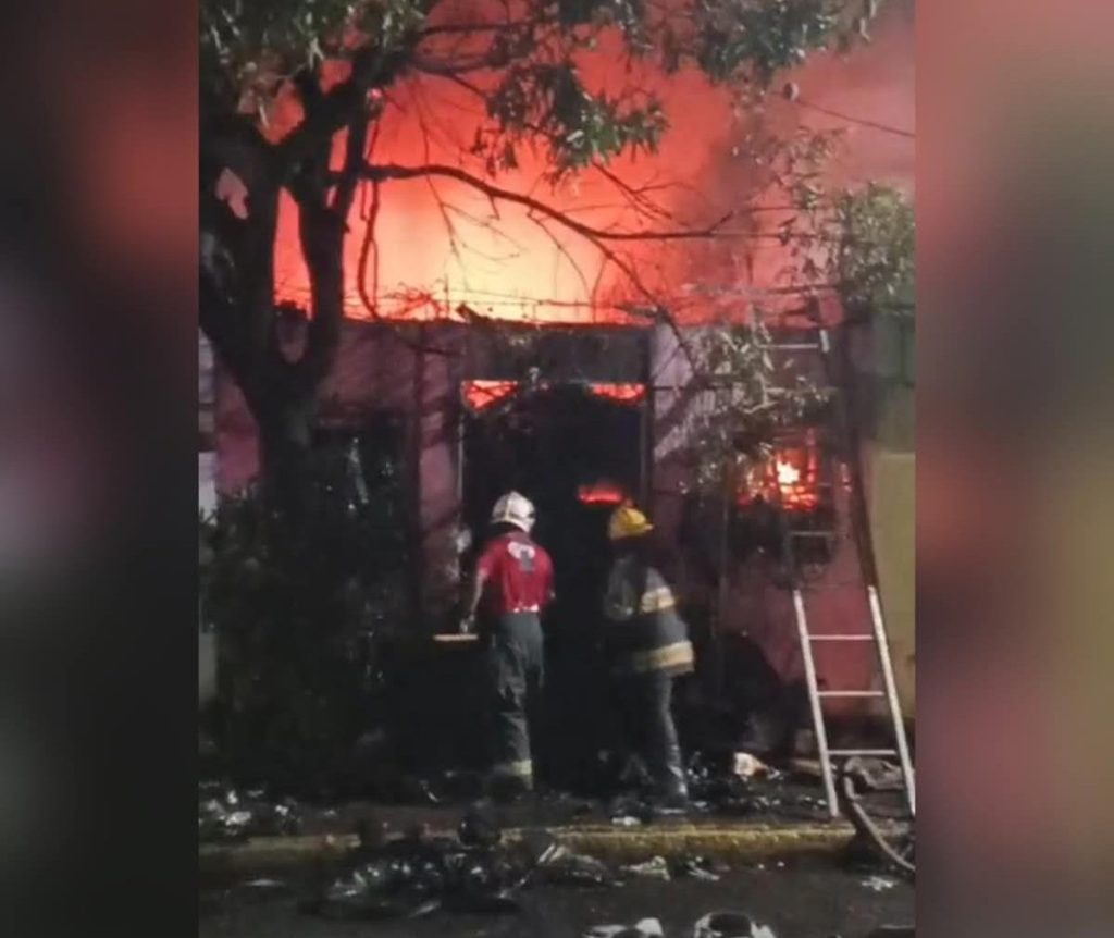 Un incendio cobre la vida de su propietario identificado como Carlos Espinoza González, de 73 años. El siniestro ocurrió en Masaya. Foto: Nueva Radio Ya/Facebook.