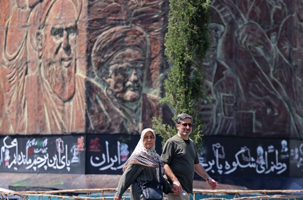 Transeúntes pasan junto a una escultura del difunto líder supremo de Irán, el ayatolá Ruholá Jomeini, instalada en una calle de Teherán el 29 de abril de 2026. ATTA KENARE / AFP