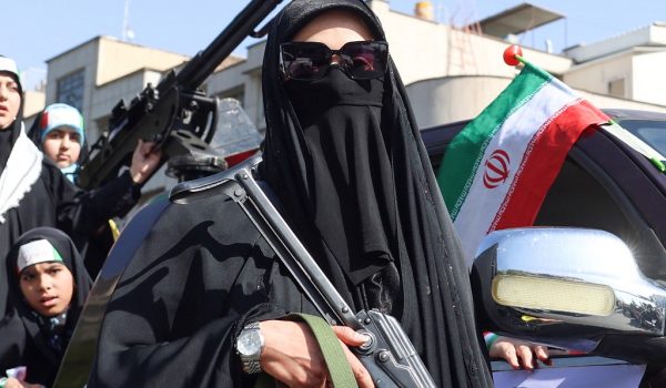 Una mujer iraní empuña un rifle durante una manifestación denominada «Chicas Sacrificadas» para rendir homenaje a las mujeres asesinadas durante la guerra de Oriente Medio en Teherán el 17 de abril de 2026. Foto de AFP
