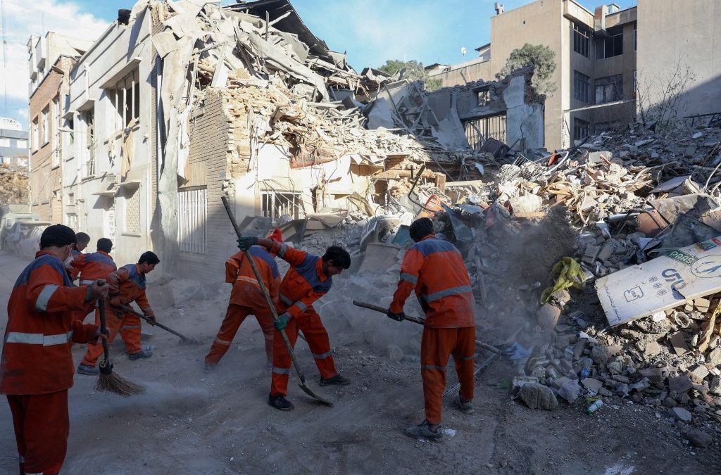 Trabajadores iraníes limpian el lugar de los ataques israelí-estadounidenses que, según informes de los medios locales, destruyeron la sinagoga Rafi-Nia y edificios residenciales cercanos en Teherán, el 7 de abril de 2026. Una sinagoga en Teherán quedó "completamente destruida" durante los ataques israelí-estadounidenses en la madrugada del 7 de abril, informaron la agencia de noticias Mehr y el diario Shargh en el trigésimo noveno día de la guerra contra Israel y Estados Unidos. (Foto de AFP)