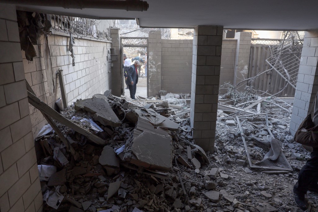El ejército israelí aseguró que lamenta los daños causados a una sinagoga en Teherán por un bombardeo que, según afirmó, tenía como objetivo un alto mando iraní.  La sinagoga Rafi-Nia en Teherán quedó "totalmente destruida" por bombardeos durante la madrugada, informó el diario iraní Shargh.