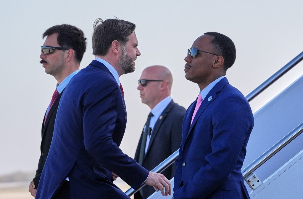 El vicepresidente de Estados Unidos, JD Vance, aborda el Air Force Two para partir hacia Pakistán el 10 de abril de 2026 en la Base Conjunta Andrews, Maryland. Vance viaja a Pakistán para liderar las conversaciones de paz entre Estados Unidos e Irán. Jacquelyn Martin-Pool/Getty Images/AFP