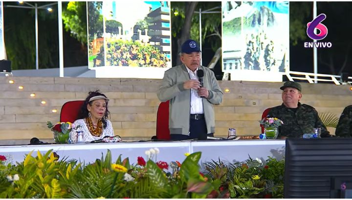 El jefe del Ejército, Julio César Avilés, mira a Daniel Ortega mientras lanza un discurso contra Estados Unidos. 