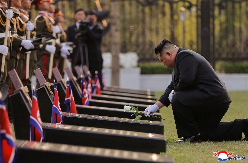 El líder norcoreano Kim Jong Un deposita una flor en las tumbas de los soldados norcoreanos caídos en la guerra ruso-ucraniana durante la ceremonia de inauguración del Museo Conmemorativo de las Hazañas de Combate en las Operaciones Militares en el Extranjero en Pyongyang. (Foto de KCNA VÍA KNS / AFP)