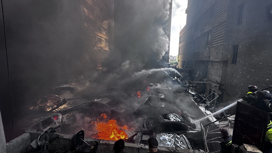Vehículos incendiados en el lugar de un ataque aéreo israelí en el barrio de Corniche el-Mazraa, en Beirut, Líbano, el 8 de abril de 2026. Israel lanzó un ataque a gran escala contra múltiples puntos del Líbano, muchos de ellos en el centro de Beirut, un día después de que Estados Unidos e Irán acordaran un alto el fuego para detener las hostilidades entre ambos países. EFE/EPA/WAEL HAMZEH
