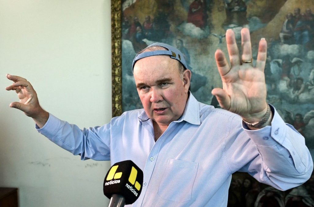 El candidato del partido de derecha Renovación Popular, Rafael López Aliaga, habla con la prensa el martes. López ha pedido anular los comiciones en Perú. Luis ROBAYO / AFP