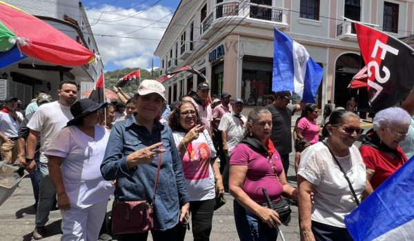Marcha en la que participaron este 30 de abril trabajadores públicos en honor al catorce aniversario del "paso a la inmortalidad" de Tomás Borge. Foto: Tomada de redes sociales.