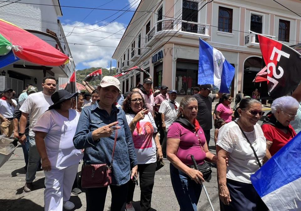 Marcha en la que participaron este 30 de abril trabajadores públicos en honor al catorce aniversario del "paso a la inmortalidad" de Tomás Borge. Foto: Tomada de redes sociales.