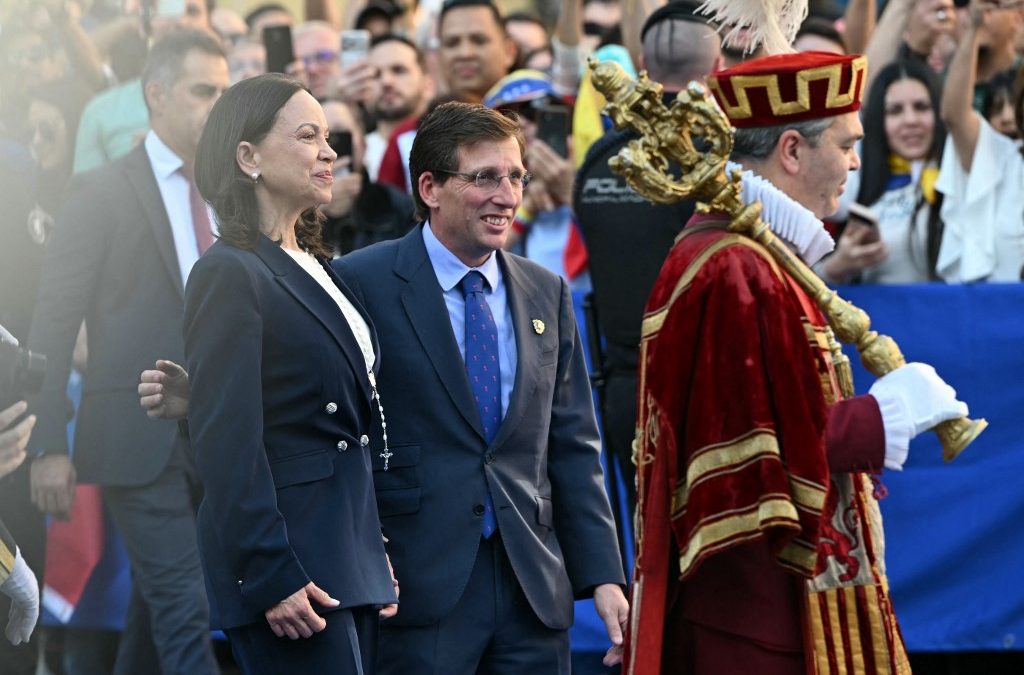 La líder opositora venezolana María Corina Machado (izq.) llega con el alcalde de Madrid, José Luis Martínez-Almeida, a la ceremonia de entrega de la Llave de Oro de la Ciudad, en Madrid, el 17 de abril de 2026. Los partidos de derecha españoles mostraron hoy su apoyo a la figura opositora venezolana y premio Nobel de la Paz, María Corina Machado, en Madrid. Javier SORIANO / AFP