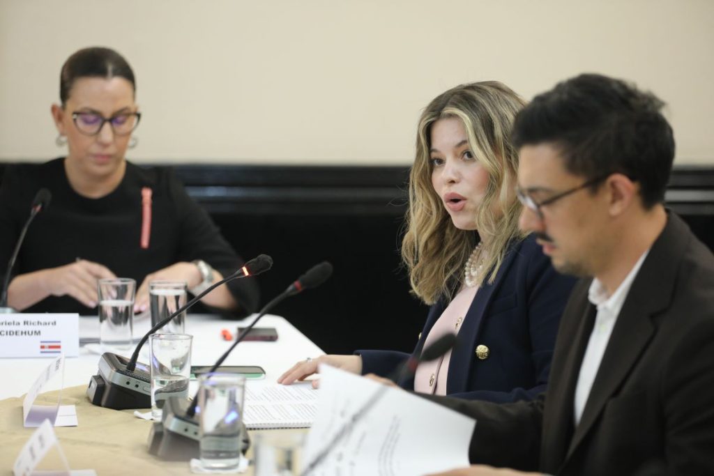 “Más de 300,000 refugiados y solicitantes de refugio ya trabajan, consumen y pagan impuestos en Costa Rica. Sin embargo, el Estado les niega las condiciones para integrarse plenamente, limitando su contribución a la economía y sociedad.