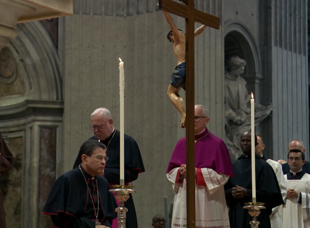 Monseñor Rolando Álvarez, obispo de la Diócesis de Matagalpa, participa de adoración de la Cruz en el Vaticano. Foto: Captura de video de Vatican News.