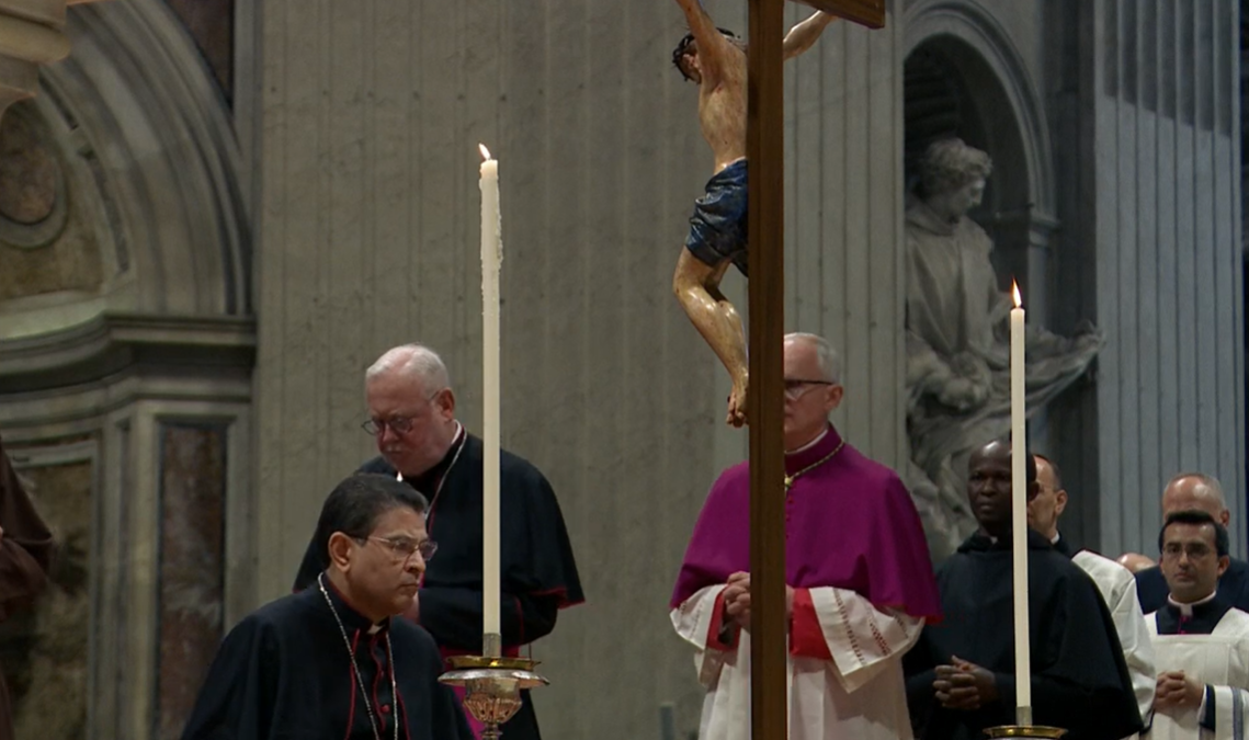 Monseñor Rolando Álvarez, obispo de la Diócesis de Matagalpa, participa de adoración de la Cruz en el Vaticano. Foto: Captura de video de Vatican News.