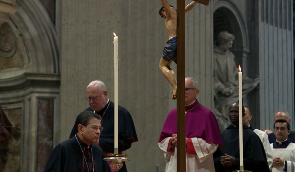Monseñor Rolando Álvarez, obispo de la Diócesis de Matagalpa, participa de adoración de la Cruz en el Vaticano. Foto: Captura de video de Vatican News.
