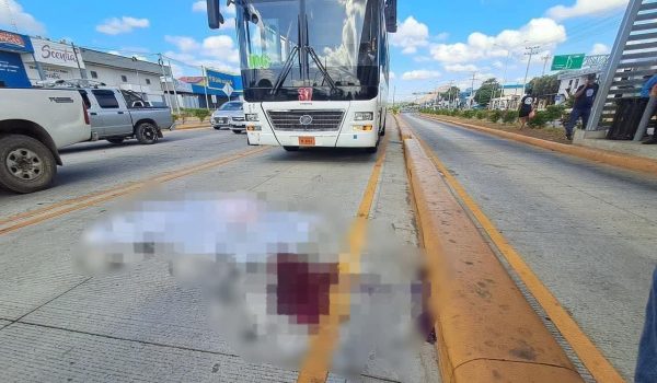 Trabajadora de colegio fallece tras ser impactada por conductor de la ruta 106 de Managua