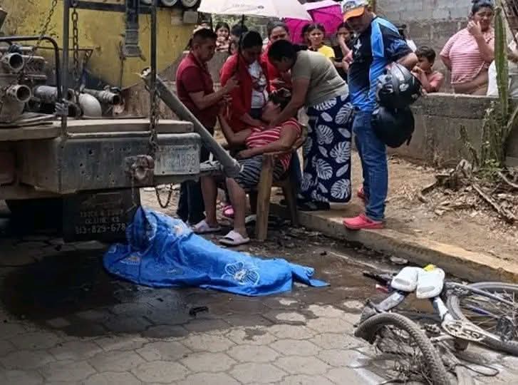 Mujer llora desconsolada frente al cadáver del Joven ciclista Osman Ernesto Parajón García, de 25 años, quien murió aplastado por una cisterna en Tipitapa. Foto: Yudelis López-Noticias/Facebook.