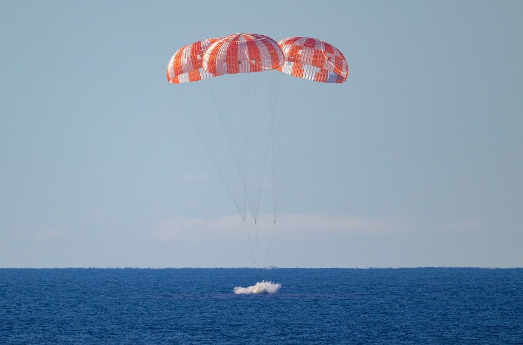 La imagen muestra el momento preciso en que la nave Orion con 4 astronautas a bordo, ameriza en aguas del Pacífico la tarde del viernes, coronando con un éxito rotundo la misión lunar Artemis II de la NASA estadounidense. NASA/AFP