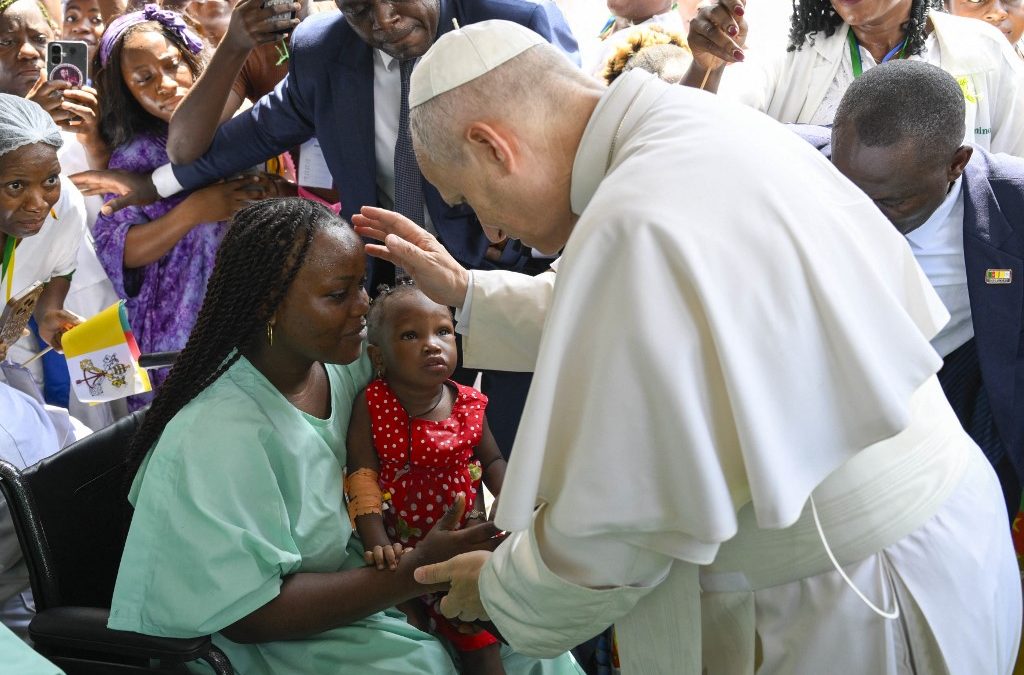 El papa León XIV da la bendición a una mujer y su hija durante su visita al Hospital Católico Saint Paul en Duala, Camerún el viernes, en el tercer día de su visita al país africano. VATICAN MEDIA / AFP