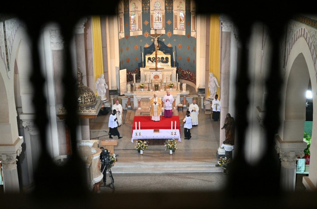 El papa León XIV preside una misa en la basílica de San Agustín en Annaba, en el segundo día de un viaje apostólico de 11 días a África, el 14 de abril de 2026. (Foto de Alberto PIZZOLI / AFP)