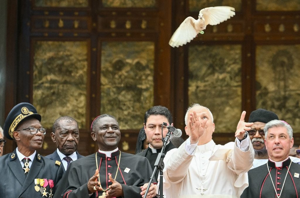 El papa León XIV suelta una paloma blanca tras reunirse con la comunidad de Bamenda en la catedral de San José, en Bamenda, en el cuarto día de su viaje apostólico de 11 días a África, el 16 de abril de 2026. (Foto de Alberto PIZZOLI / AFP)