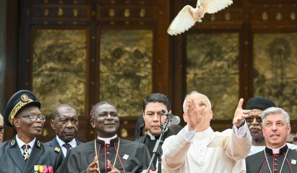 Mensaje de paz del papa: «El mundo está siendo destruido por unos pocos tiranos»