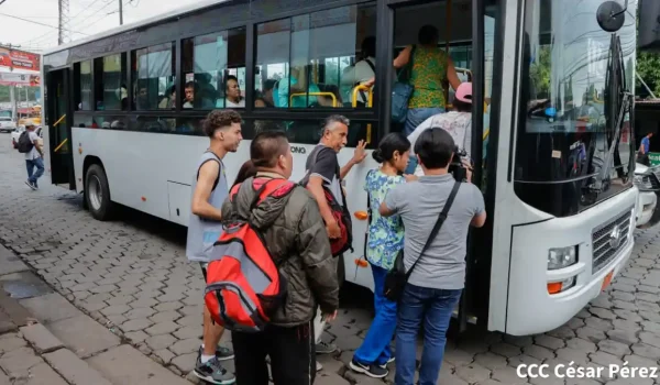 Pasajeros abordando transporte público en Nicaragua. Foto: Tomada de medios oficialistas.