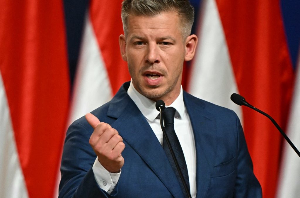 Péter Magyar, líder del parido Tisza, ganador de las elecciones parlamentarias de Hungría, habla durante una rueda de prensa el lunes, en Budapest. Attila KISBENEDEK / AFP