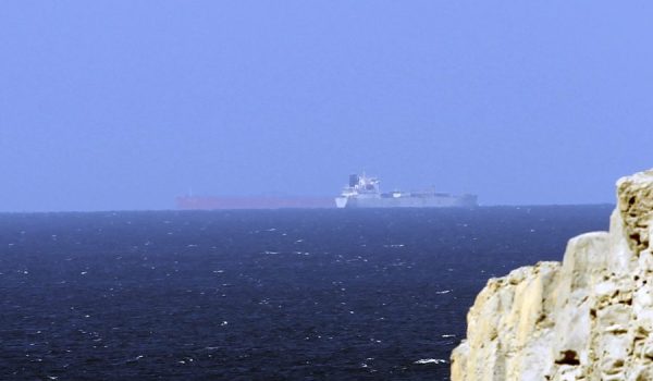 Irán bloquea el tránsito de petroleros en estrecho de Ormuz; tregua con EE. UU. en suspenso