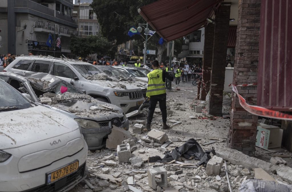 Trabajadores municipales limpian la calle de un edificio alcanzado por un ataque con proyectiles iraníes en Ramat Gan, en el centro de Israel, el 6 de abril de 2026. Los ataques israelíes mataron al jefe de inteligencia de la Guardia Revolucionaria iraní, mientras que la república islámica desafió el 6 de abril las amenazas del presidente de Estados Unidos de devastar la infraestructura civil si no reabre el estrecho de Ormuz. (Foto de Ilia YEFIMOVICH / AFP)