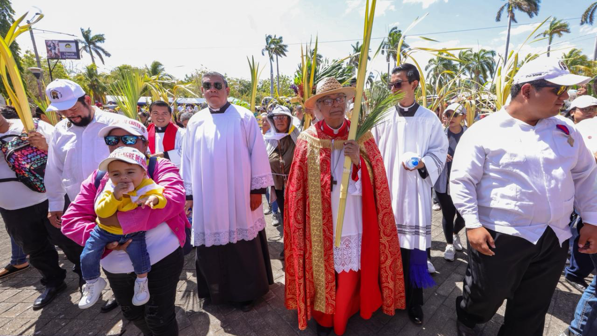 Libertad religiosa en Nicaragua. Cardenal Leopoldo Brenes en la procesión de ramos en los predios de la Catedral de Managua. Tomada: El 19 Digital
