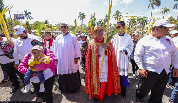 Libertad religiosa en Nicaragua. Cardenal Leopoldo Brenes en la procesión de ramos en los predios de la Catedral de Managua. Tomada: El 19 Digital