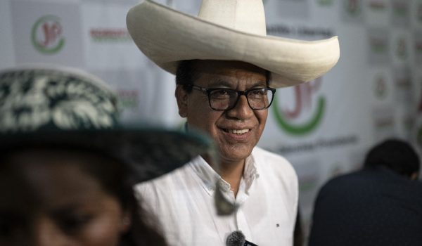 Perú: Roberto Sánchez, de la izquierda, pide a Rafael López Aliaga respetar el voto rural