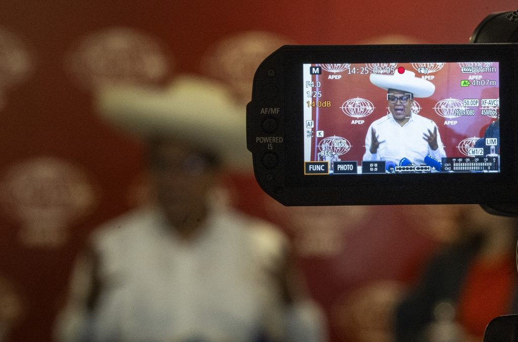 Roberto Sánchez, candidato de Juntos por el Perú, un partido de izquierda, habla en una conferencia de prensa con la prensa extranjera en Lima, este jueves 30 de abril. Ernesto BENAVIDES / AFP