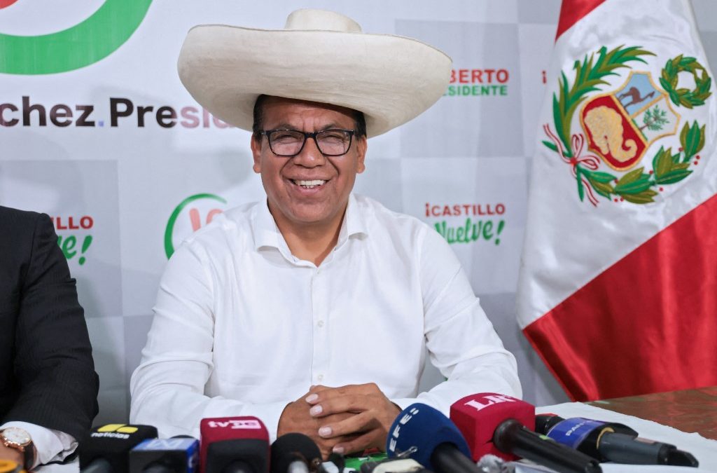 El candidato presidencial de Juntos por el Perú (izquierda), Roberto Sánchez, con su sombrero típico peruano. AFP