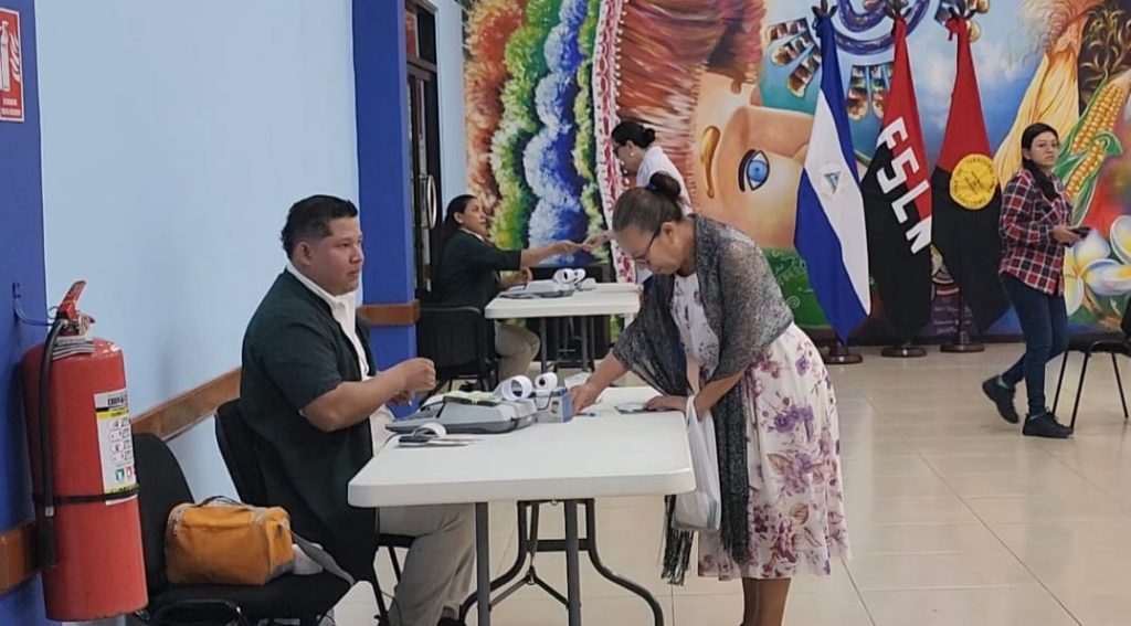 Empleados públicos recibiendo su salario correspondiente a mayo.