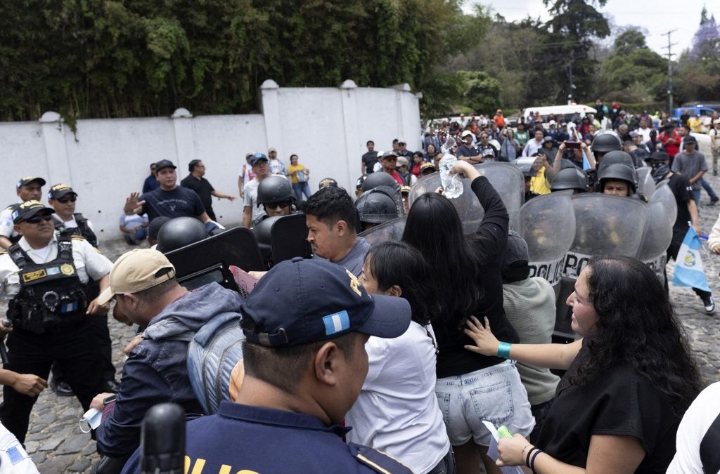 Manifestantes que denunciaban unas elecciones presuntamente ilegales, se enfrentaron hoy con la policía antidisturbios frente al lugar donde las autoridades de la Universidad Pública de San Carlos se reunieron para nombrar a su rector, en Antigua, Guatemala, el 8 de abril de 2026. Christian Gutierrez / AFP
